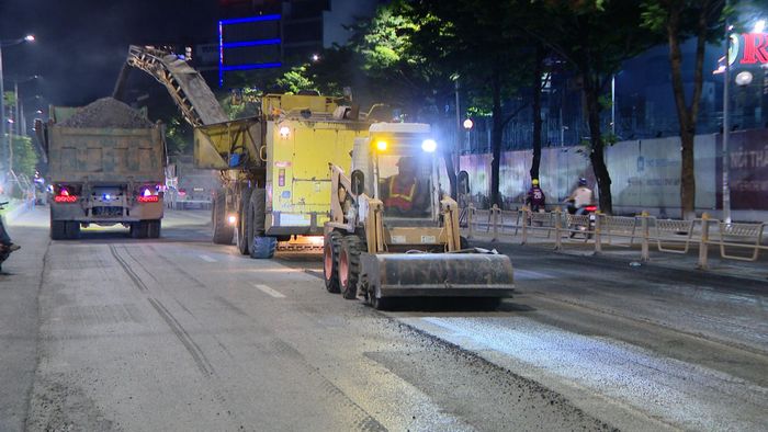 Máy móc, thiết bị thực hiện công đoạn thảm bê tông nhựa mặt đường. Ảnh: Đỗ Bắc