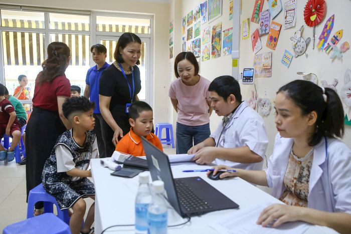 Các em học sinh được khám định kỳ miễn phí sức khoẻ tại trường Tiểu học Vĩnh Phúc. Ảnh: Duy Khánh