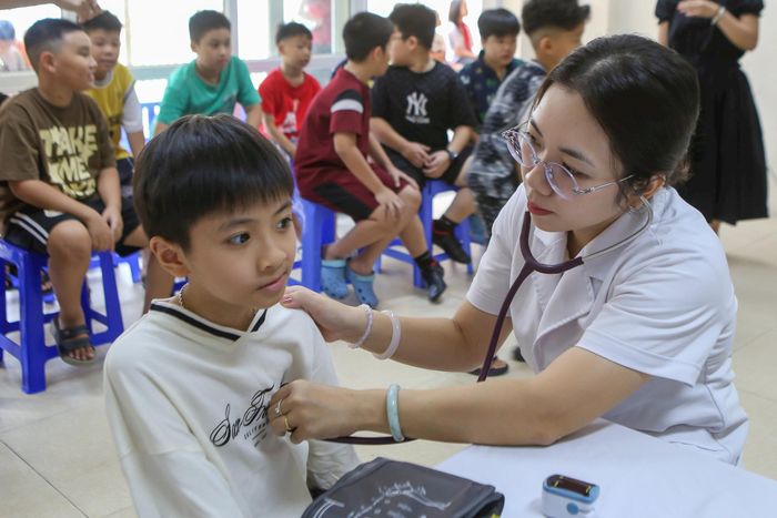 Khám sức khỏe học sinh trên địa bàn phường Ngọc Hà. Ảnh: Duy Khánh