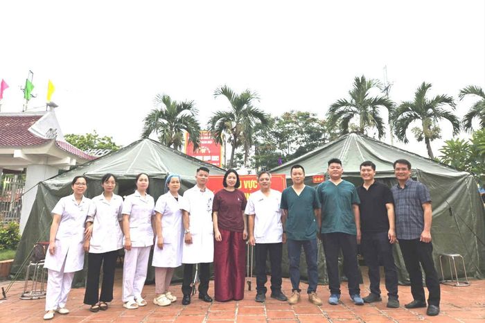 Các cán bộ, kỹ thuật viên Trung tâm Pháp y Hà Nội trước khu vực lấy mẫu sinh phẩm. Ảnh: Mai Hoa