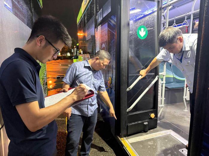 Xí nghiệp Xe buýt Yên Viên tăng cường kiểm tra phương tiện, bảo đảm an toàn trước mỗi chuyến xe lăn bánh. Ảnh: D.Hương