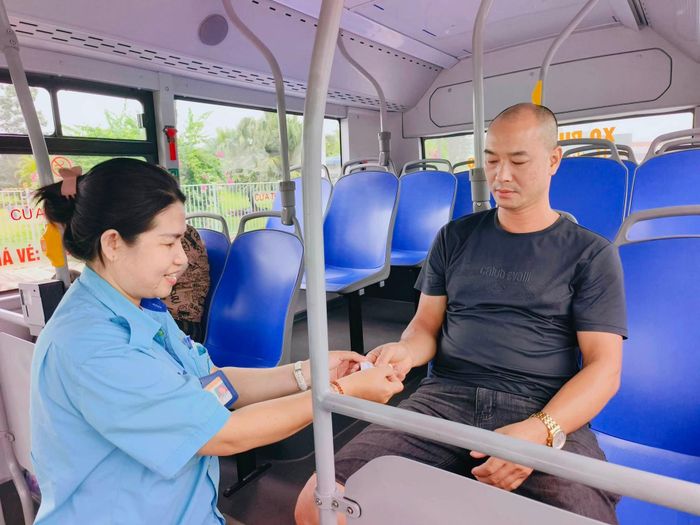 Những hành động tận tâm, trách nhiệm của đội ngũ lái xe, nhân viên phục vụ góp phần xây dựng hình ảnh xe buýt Thủ đô văn minh, thân thiện. Ảnh: D.Hương