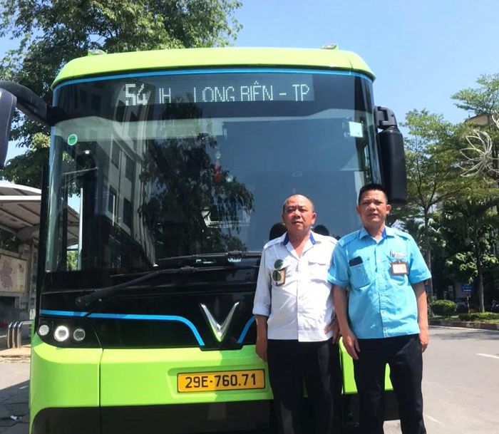 Chân dung công nhân lái xe Nguyễn Ngọc Thái và nhân viên phục vụ Đoàn Văn Hợi, những người âm thầm làm việc tốt, tận tình hỗ trợ hành khách. Ảnh: D.Hương