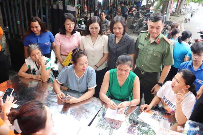 Ngày hội thu hút sự tham gia của đông đảo tiểu thương, hộ kinh doanh tại các chợ Kiến Hưng, Mậu Lương và Văn La. Ảnh: Tuấn Điệp