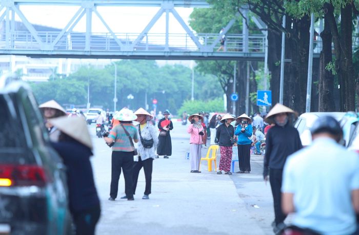 Trước sức nóng của trận đấu, tình trạng vé được rao bán trên thị trường tự do cũng diễn ra khá sôi động. Ảnh: Ngọc Tú