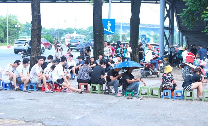 Theo ghi nhận của phóng viên, nhiều người dân đã có mặt từ sáng sớm xếp hàng chờ mua vé. Ảnh: Ngọc Tú