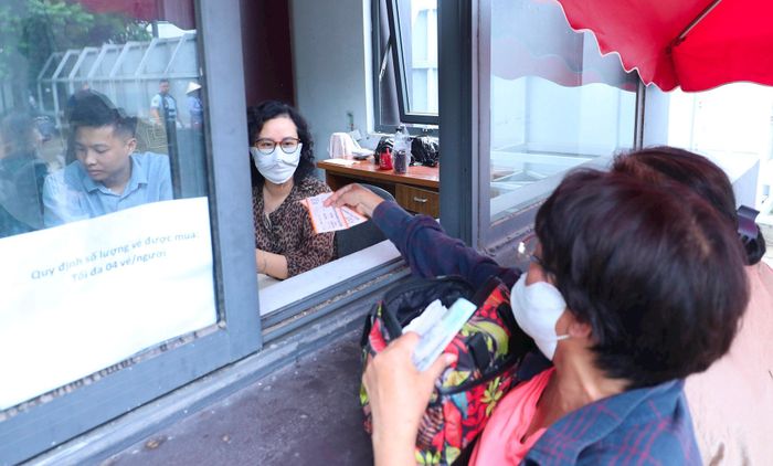 Những tấm vé đầu tiên được bán cho người dân trong buổi sáng 19-8. Ảnh: Ngọc Tú