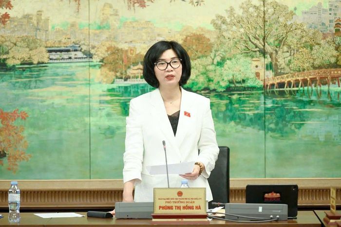 Phó Bí thư Thành ủy, Chủ tịch HĐND thành phố Hà Nội Phùng Thị Hồng Hà điều hành phiên thảo luận của Tổ Hà Nội sáng 19-8. Ảnh: Quốc Khánh