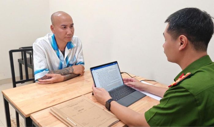 Đối tượng Phú Lê tại Cơ quan Cảnh sát điều tra. Ảnh: Đức Tâm