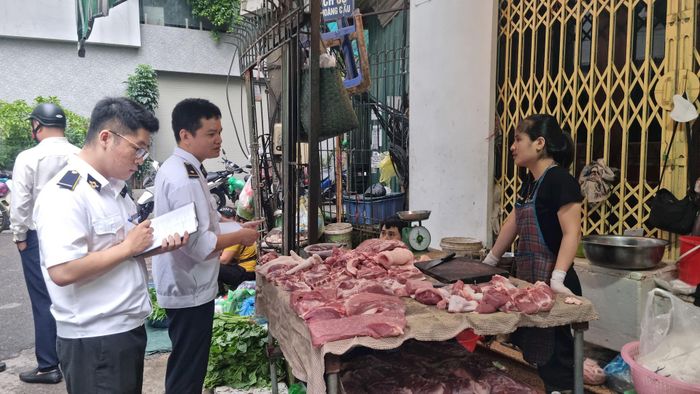 Đoàn công tác kiểm tra nguồn gốc xuất xứ sản phẩm động vật của các hộ kinh doanh tại các tuyến phố, ngõ trên địa bàn phường Ô Chợ Dừa. Ảnh: Ánh Dương