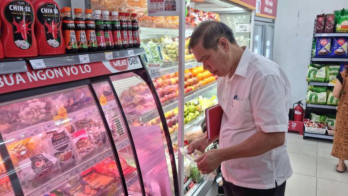 Đoàn công tác kiểm tra nguồn gốc xuất xứ sản phẩm động vật tại các cửa hàng, siêu thị trên địa bàn phường Ô Chợ Dừa. Ảnh: Ánh Dương