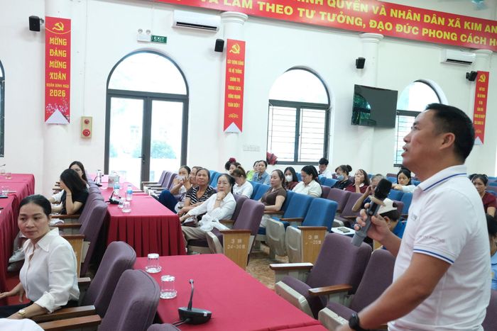 Tiểu thương xã Kim Anh bày tỏ những băn khoăn lo ngại về những vấn đề có thể nảy sinh khi tham gia sàn TMĐT. Ảnh Sỹ Hào