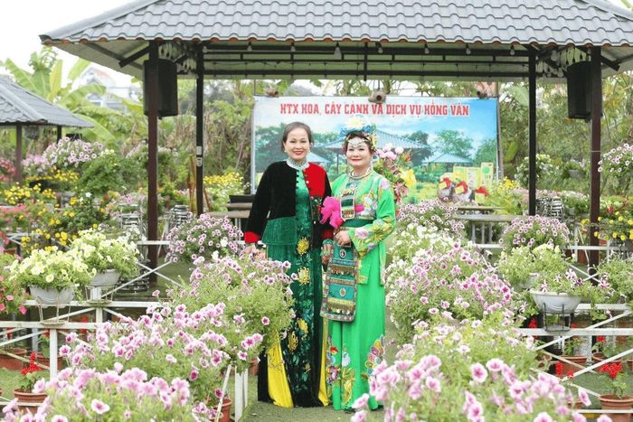 Du khách tham quan các hoạt động du lịch tại xã Hồng Vân Ảnh: PV