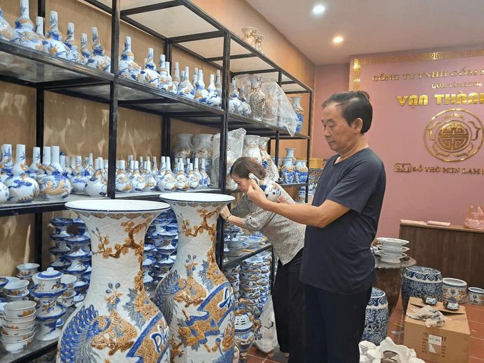 Làng nghề gốm sứ Bát Tràng là một làng nghề truyền thống có từ lâu đời, nổi bật với các sản phẩm gốm sứ cao cấp Ảnh: Diệu Anh