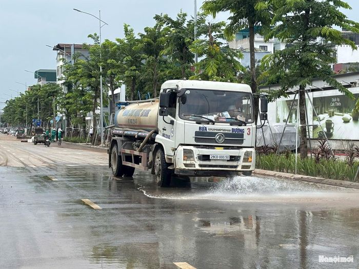 Xe thường xuyên phun nước tại những vị trí có nguy cơ phát sinh bụi, nhất là khu vực san nền, vận chuyển đất, vật liệu. Ảnh: HT
