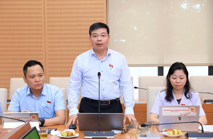 Thành viên đoàn giám sát trao đổi về một số nội dung cần làm rõ. Ảnh: Lê Hải