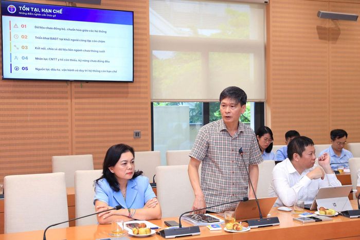 Đại diện Sở Y tế báo cáo tại buổi làm việc. Ảnh: Lê Hải