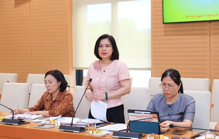 Thành viên đoàn giám sát trao đổi tại buổi làm việc. Ảnh: Lê Hải