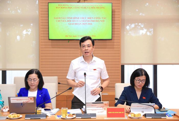 Thành viên đoàn giám sát nêu một số nội dung đề nghị cần làm rõ. Ảnh: Lê Hải