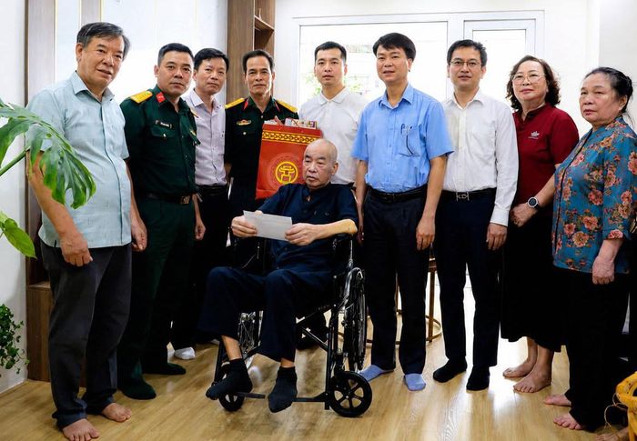 Lãnh đạo phường thăm, tặng quà lão thành cách mạng Nguyễn Khắc Nga. Ảnh: KH