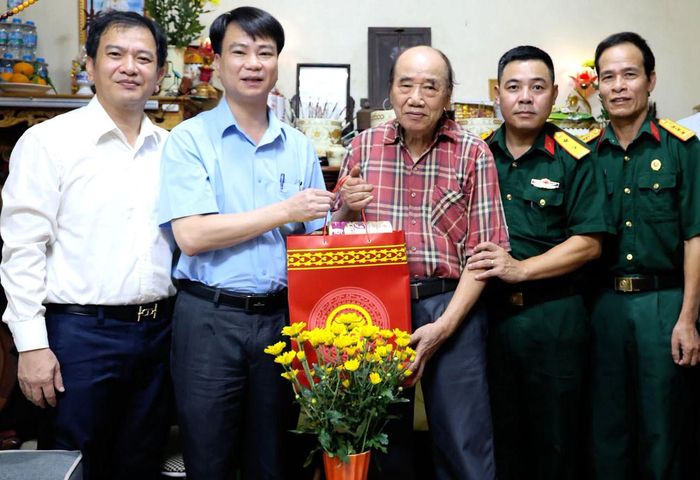 Lãnh đạo phường thăm, tặng quà lão thành cách mạng Hoàng Đăng Bí. Ảnh: KH