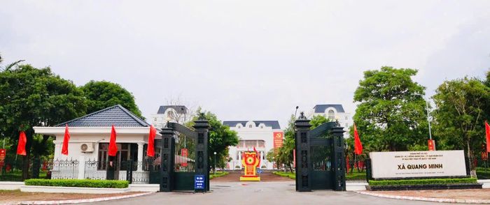Với diện mạo rực rỡ sắc cờ, hoa, Quang Minh đang hòa chung không khí phấn khởi của Thủ đô và cả nước, hướng về những dấu mốc lịch sử thiêng liêng của dân tộc, quyết tâm phát huy truyền thống, đoàn kết, chung sức xây dựng quê hương ngày càng phát triển. Ảnh: PV