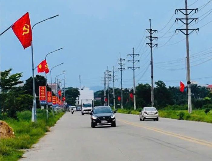 Nhiều tuyến đường chính được trang hoàng rực rỡ tạo không khí phấn khởi và lan toả niềm tự hào trong cán bộ, đảng viên và nhân dân. Ảnh: PV