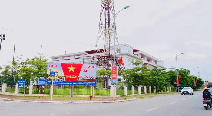 Nổi bật trên các tuyến đường là những lá cờ Tổ quốc, cờ Đảng, cụm pano, khẩu hiệu tuyên truyền với sắc đỏ chủ đạo, kết hợp cùng cảnh quan cây xanh được chăm sóc, chỉnh trang. Ảnh: PV