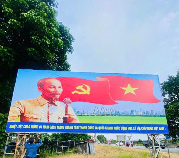 Công tác tuyên truyền trực quan được triển khai đồng bộ, tập trung làm nổi bật ý nghĩa lịch sử của Cách mạng Tháng Tám năm 1945 và Quốc khánh 2-9, qua đó góp phần giáo dục truyền thống yêu nước và tinh thần trách nhiệm của mỗi cán bộ, đảng viên, đoàn viên, hội viên và nhân dân trong xây dựng quê hương. Ảnh: PV