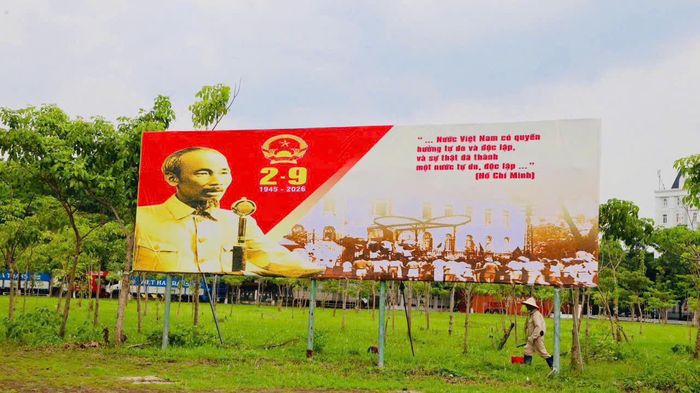 Việc trang trí, chỉnh trang cảnh quan, treo cờ và tuyên truyền trực quan không chỉ tạo điểm nhấn trong dịp kỷ niệm các ngày lễ lớn mà còn góp phần xây dựng hình ảnh xã Quang Minh sáng, xanh, sạch, đẹp, văn minh, thể hiện niềm tin, niềm tự hào và khí thế thi đua sôi nổi của Đảng bộ, chính quyền và nhân dân địa phương. Ảnh: PV