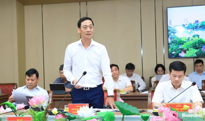 Giám đốc Sở Nông nghiệp và Môi trường Lê Thanh Nam báo cáo tại buổi làm việc. Ảnh: Quang Thái