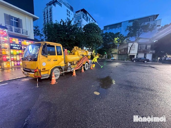 Xí nghiệp thi công cơ giới ứng trực tại ngã 5 Bà Triệu. Ảnh: PV