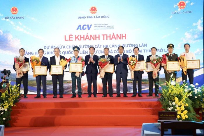 Lãnh đạo tỉnh Lâm Đồng trao Bằng khen cho các cá nhân có thành tích xuất sắc trong quá trình triển khai dự án. Ảnh: PV