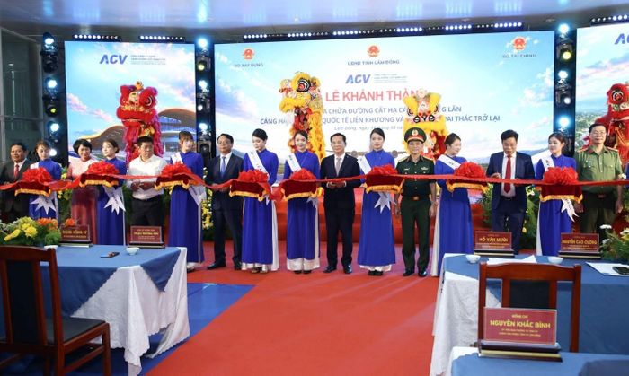 Lãnh đạo tỉnh Lâm Đồng cùng đại diện các đơn vị thực hiện nghi thức cắt băng khánh thành Cảng hàng không quốc tế Liên Khương. Ảnh: PV