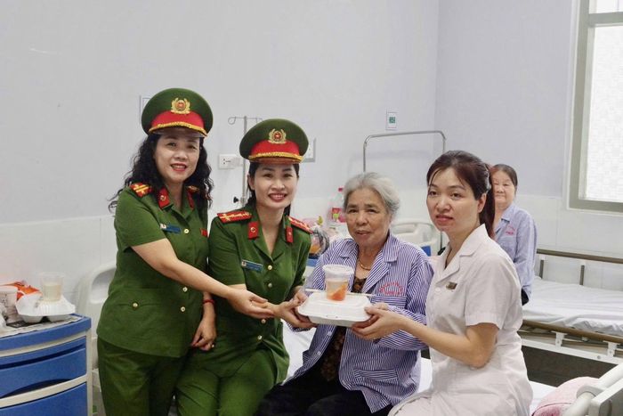 Trao tặng suất ăn miễn phí cho bệnh nhân điều trị nội trú tại bệnh viện Đa khoa Thường Tín. Ảnh: Vũ Hậu.