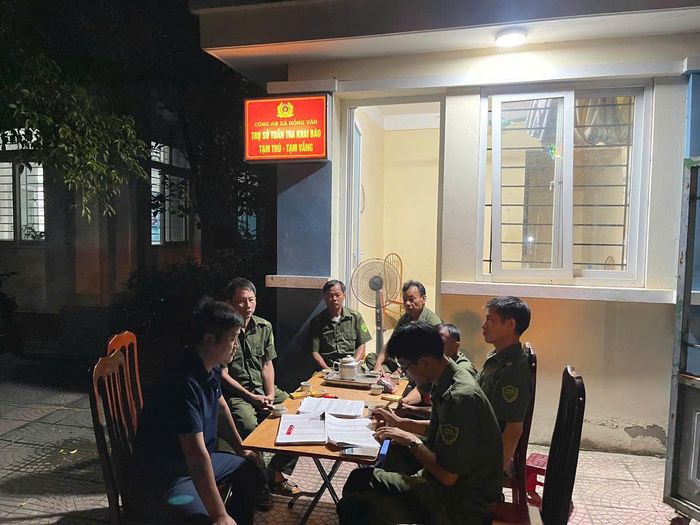 Lực lượng an ninh cơ sở thôn Nỏ Bạn làm thủ tục khai báo tạm trú cho người dân. Ảnh: Vũ Cường.
