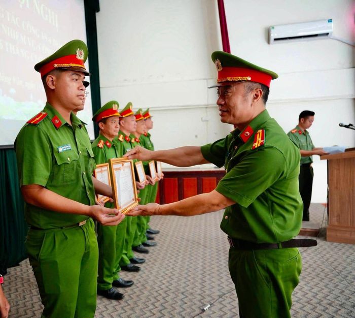 Trưởng công an xã Hồng Vân Lê Minh Thanh tặng giấy khen cho các tập thể, cá nhân xuất sắc. Ảnh: Vũ Hậu.