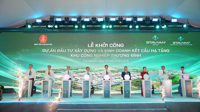 Các đại biểu thực hiện nghi thức khởi công dự án, sáng nay 19-8. Ảnh: Thuỳ Linh