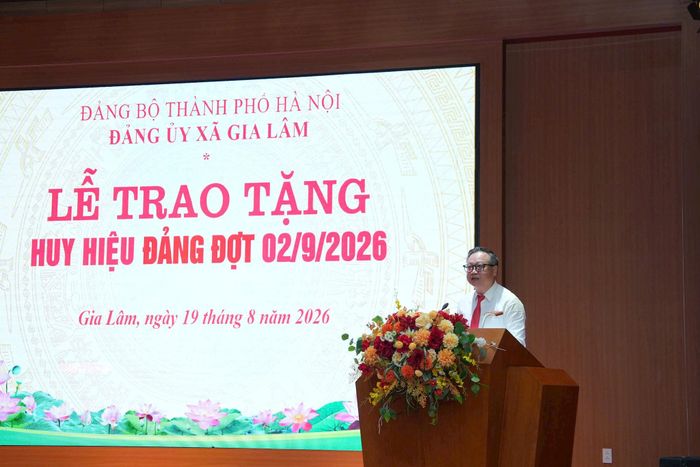 Đồng chí Lê Ngọc Anh, Thành ủy viên, Bí thư Đảng ủy xã Gia Lâm phát biểu tại buổi lễ. Ảnh: P.V