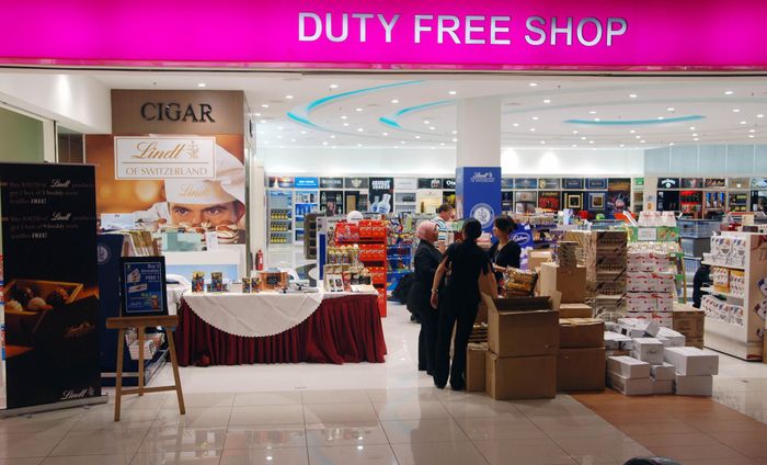 Du khách quốc tế mua sắm tại cửa hàng miến thuế (duty-free shop) tại sân bay trước lúc xuất cảnh. Ảnh: Hoài Nam