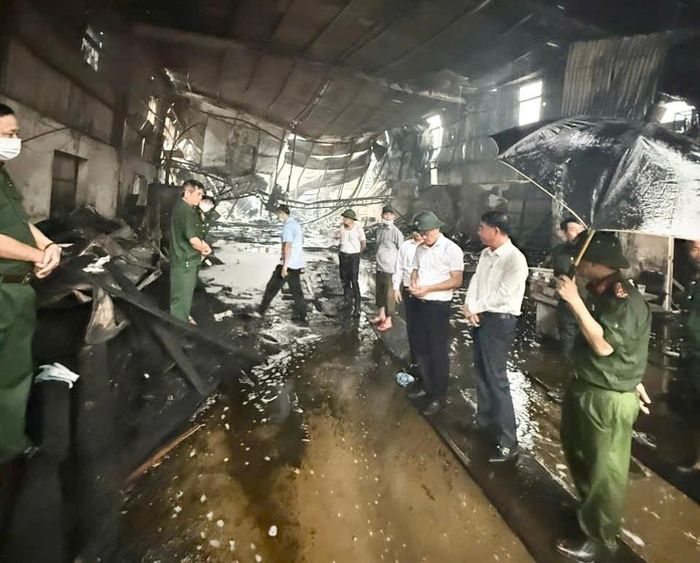 Các đồng chí lãnh đạo kiểm tra tại hiện trường vụ cháy. Ảnh: HT