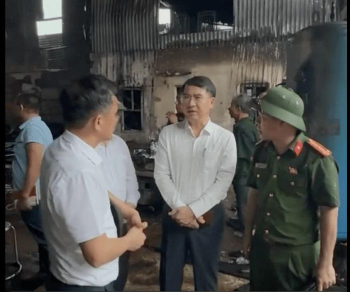 Phó Chủ tịch UBND thành phố Hà Nội Nguyễn Xuân Lưu có mặt tại hiện trường vụ cháy xảy ra tại khu xưởng khu vực tiểu thủ công nghiệp Ngọc Hòa, phường Chương Mỹ, trực tiếp chỉ đạo công tác khắc phục hậu quả. Ảnh: HT