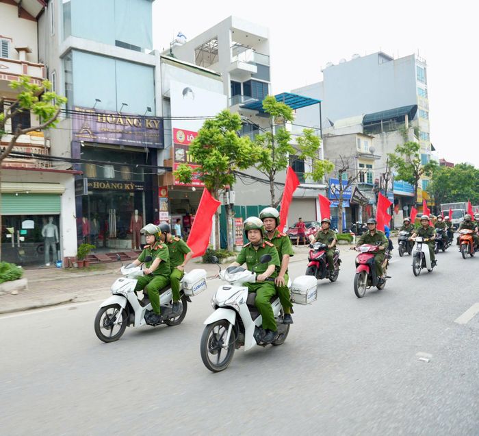Công an xã Đan Phượng ra quân tuyên truyền phòng chống ma túy trên địa bàn. Ảnh: Ngân Nguyễn