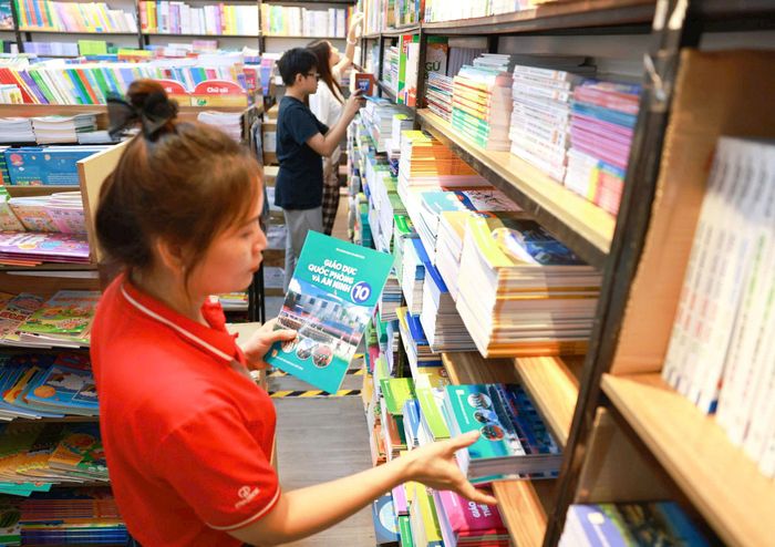 Học sinh có thể mua sách giáo khoa tại 19 cửa hàng trên địa bàn Hà Nội. Ảnh: Thanh Tùng