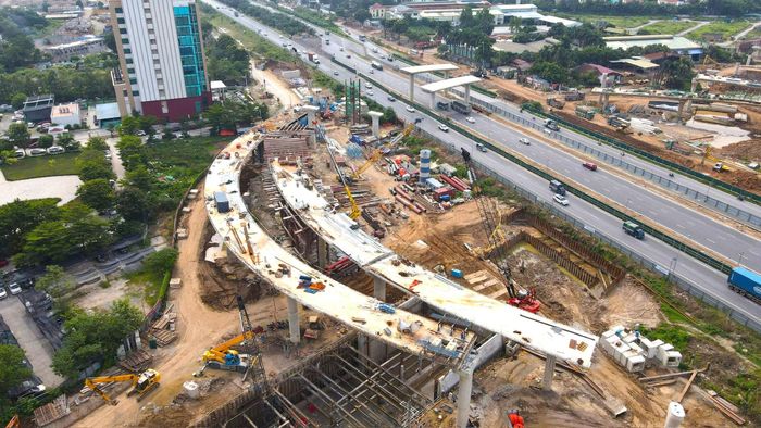 Ghi nhận giữa tháng 8-2026, công trường được tổ chức thi công tại nhiều vị trí. Máy móc, nhân lực được huy động triển khai đồng thời các hạng mục hầm chui, cầu nhánh, đường dẫn và hệ thống thoát nước. Ảnh: Nguyễn Trọng