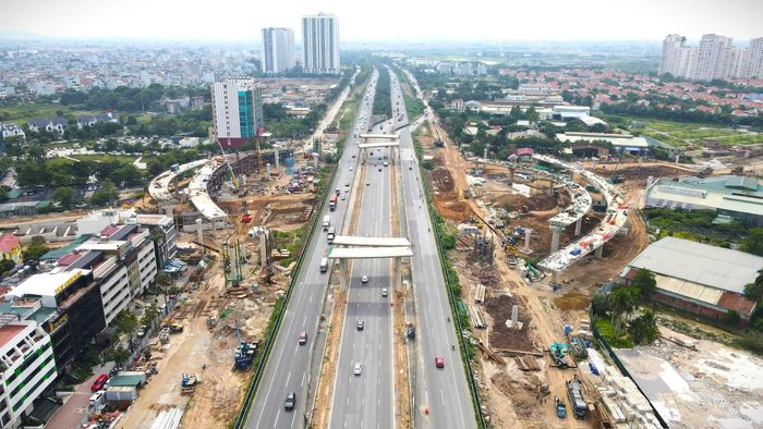 Cùng với hầm chui, 4 nhánh cầu dạng tuabin cũng đang được triển khai. Theo thiết kế, hệ thống cầu sử dụng kết cấu dầm bản bê tông cốt thép dự ứng lực, tổng chiều dài khoảng 2.357m, rộng 8,8m. Mỗi nhánh cầu được bố trí 2 làn xe. Nhiều trụ cầu lớn đã được dựng tại các vị trí giao cắt với đường hiện hữu. Một số nhịp cầu đã hình thành, trong khi các đơn vị tiếp tục triển khai những phần việc còn lại. Ảnh: Nguyễn Trọng.