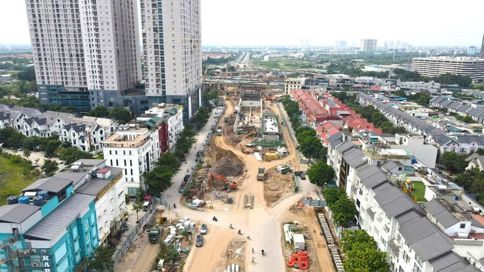 Hạng mục nổi bật của dự án là hầm chui trực thông theo hướng đường Hoàng Tùng đi Quốc lộ 32. Hầm được xây dựng theo tim tuyến đường Hoàng Tùng, quy mô 4 làn xe, tổng chiều dài khoảng 975m. Trong đó, đoạn hầm kín nằm dưới Đại lộ Thăng Long dài khoảng 150m. Hai phía là các đoạn hầm hở và đường dẫn kết nối với hệ thống đường hiện hữu. Ảnh: Nguyễn Trọng.
