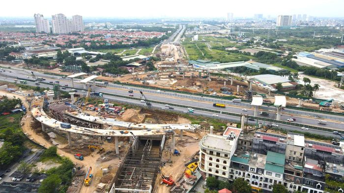 Đại lộ Thăng Long là trục giao thông quan trọng kết nối khu vực trung tâm Hà Nội với phía Tây thành phố. Khu vực hai bên tuyến đang phát triển đô thị nhanh, kéo theo nhu cầu đi lại và lưu lượng phương tiện ngày càng lớn. Khi hoàn thành, nút giao Vành đai 3,5 - Đại lộ Thăng Long sẽ tổ chức giao thông khác mức bằng hệ thống hầm chui và các nhánh cầu, tách các hướng phương tiện tại khu vực giao cắt. Ảnh: Nguyễn Trọng
