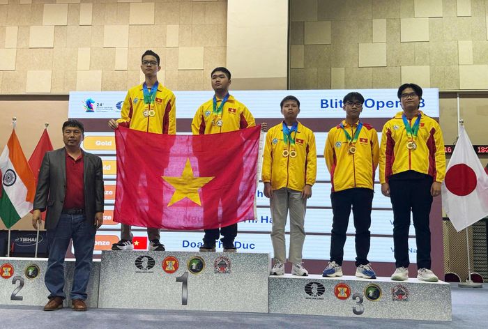 Kỳ thủ Bành Gia Huy (thứ hai từ trái sang) và Đinh Nho Kiệt (thứ ba từ trái sang) nhận đồng HCV nội dung cá nhân cờ chớp tại giải. Ảnh: Vinh Bùi