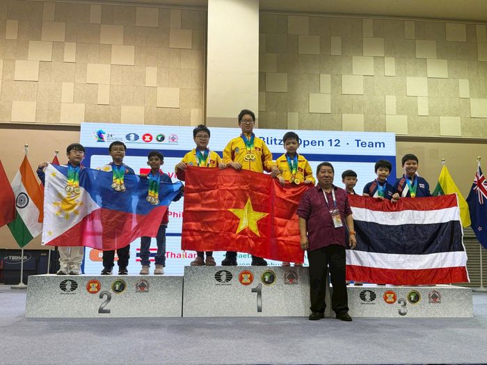 Các kỳ thủ Việt Nam nhận Huy chương vàng đồng đội cờ chớp nam lứa tuổi U12. Ảnh: Vinh Bùi